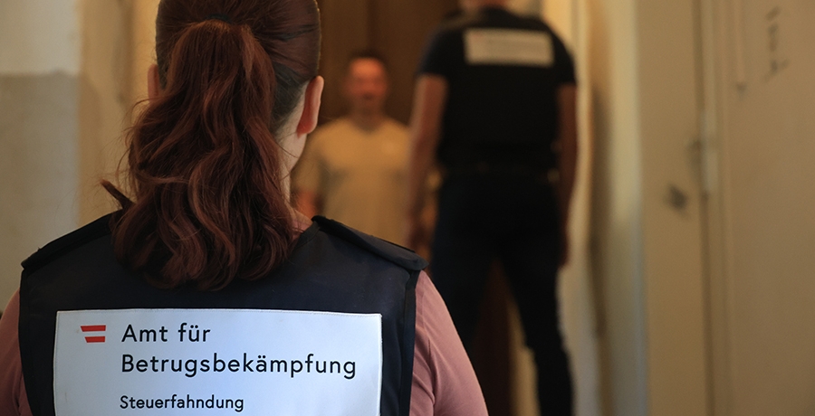 2 Bedienstete der Steuerfahndung bei einer Hausdurchsuchung