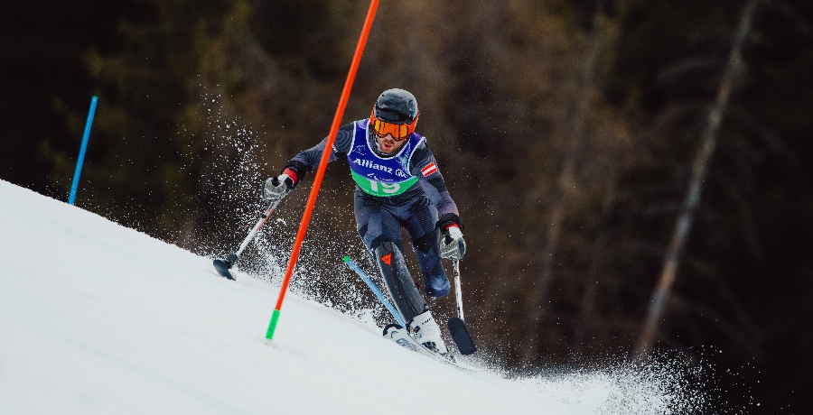 Zollsport: Thomas Grochar holt Bronze in der alpinen Kombination bei den Paralympischen Spielen in Milano Cortina 2026