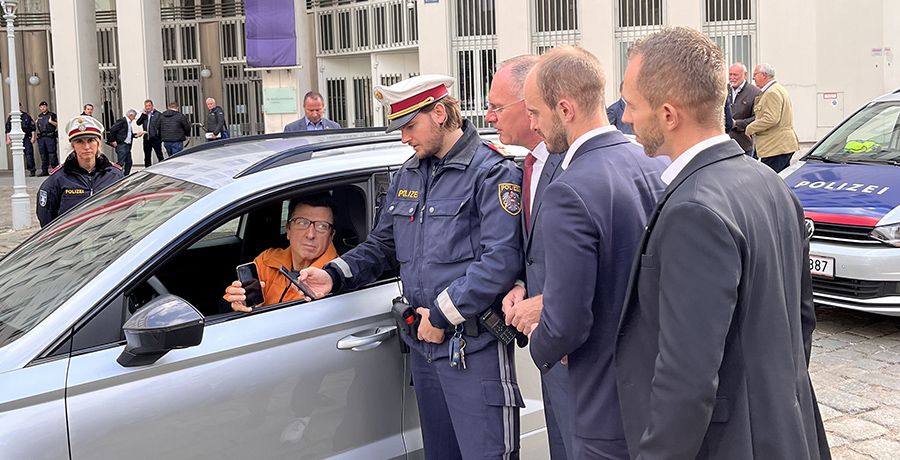 Polizist, Innenminister Karner und Staatssekretär Tursky bei der Kontrolle eines digitalen Führerscheins