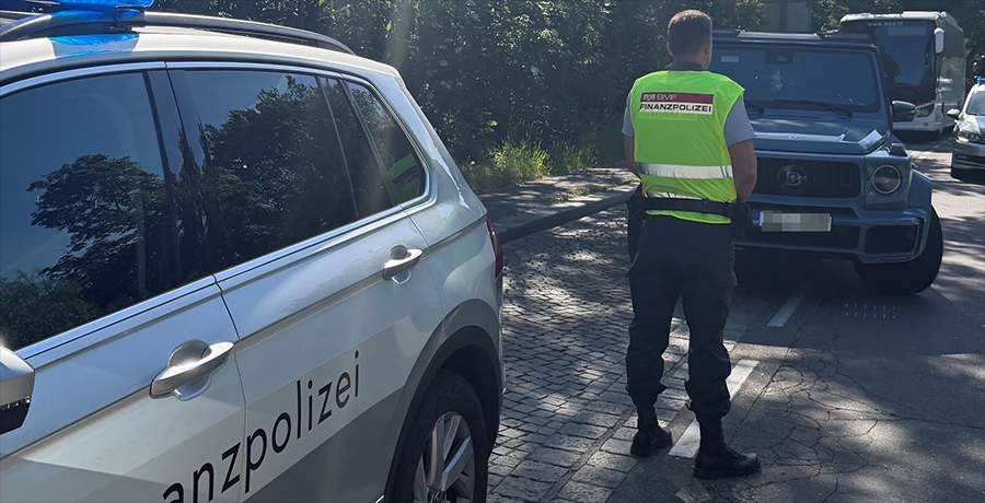 Finanzpolizei bei einer Kontrolle