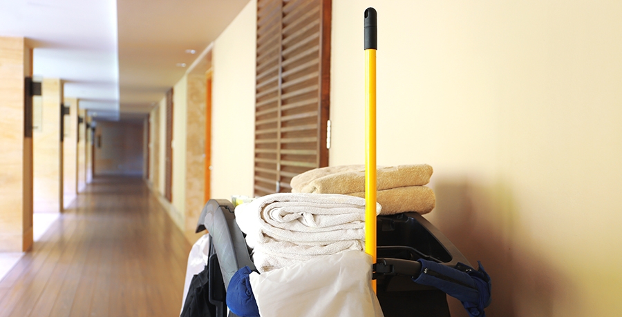 Hotelreinigungswagen in einem Hotelgang