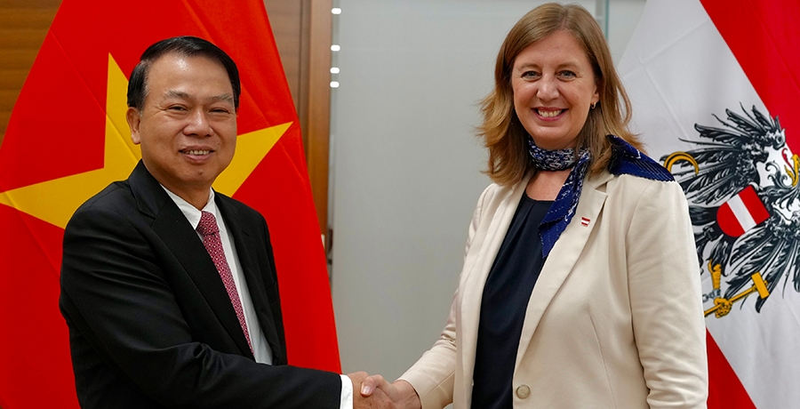 Finanzstaatssekretärin Barbara Eibinger-Miedl und der vietnamesische Vizefinanzminister Nguyễn Đức Chi 