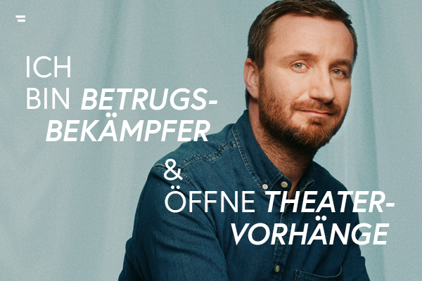 Mitarbeiter der Betrugsbekämpfung am Bild mit folgendem Schriftzug: Ich bin Betrugsbekämpfer und öffne Theatervorhänge